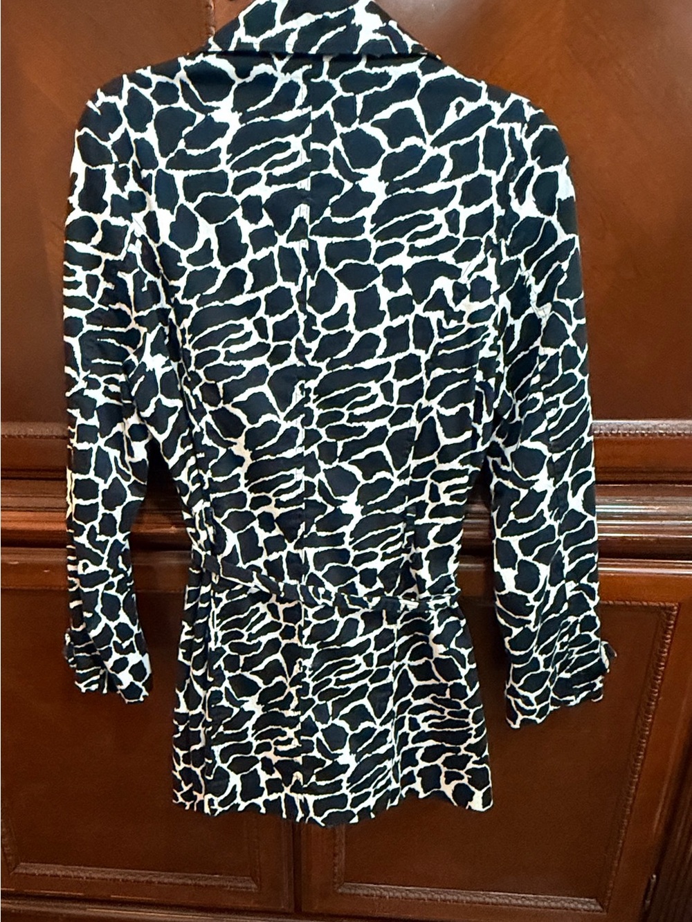 Luii EUC Black & Cream Animal
Print Belted short trench coat
Size L - Picture 5 of 12